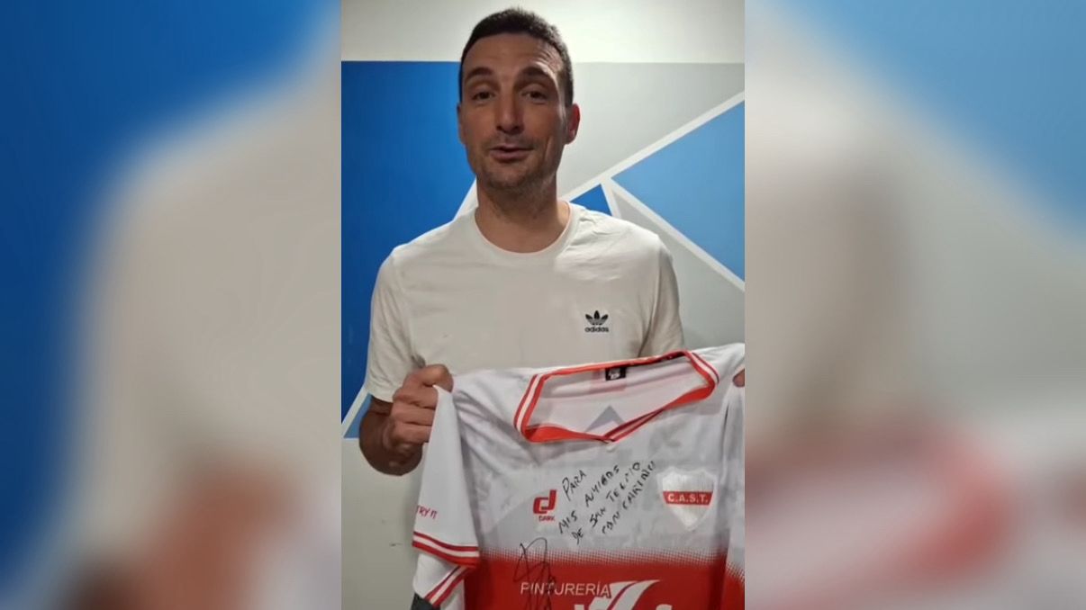 Funes tiene nueva reliquia: Scaloni firmó una camiseta de San Telmo y grabó un video que causó furor en redes